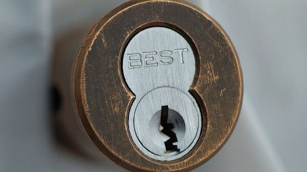 Замена личинки замка входной двери в Александрове